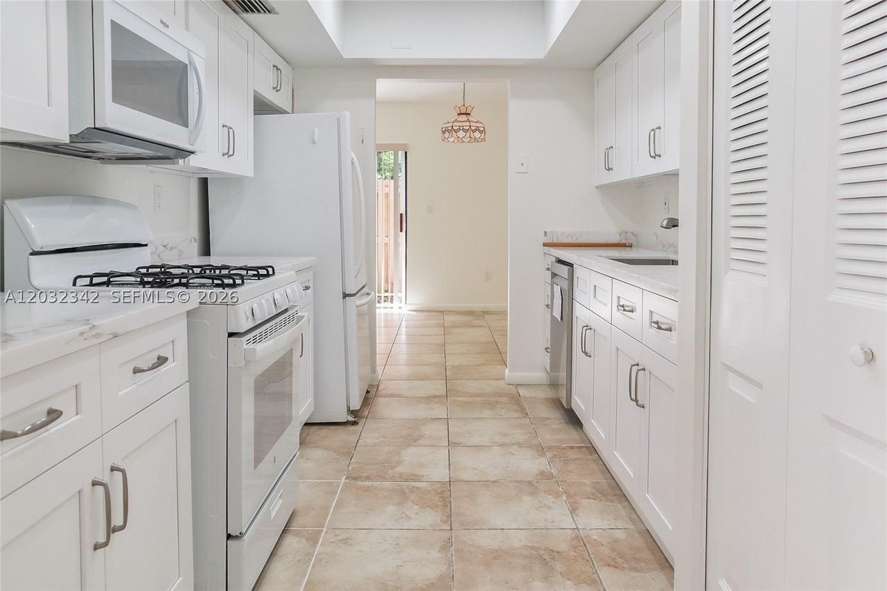 11521 Sw 109th Rd #10A - Photo 5 of 19