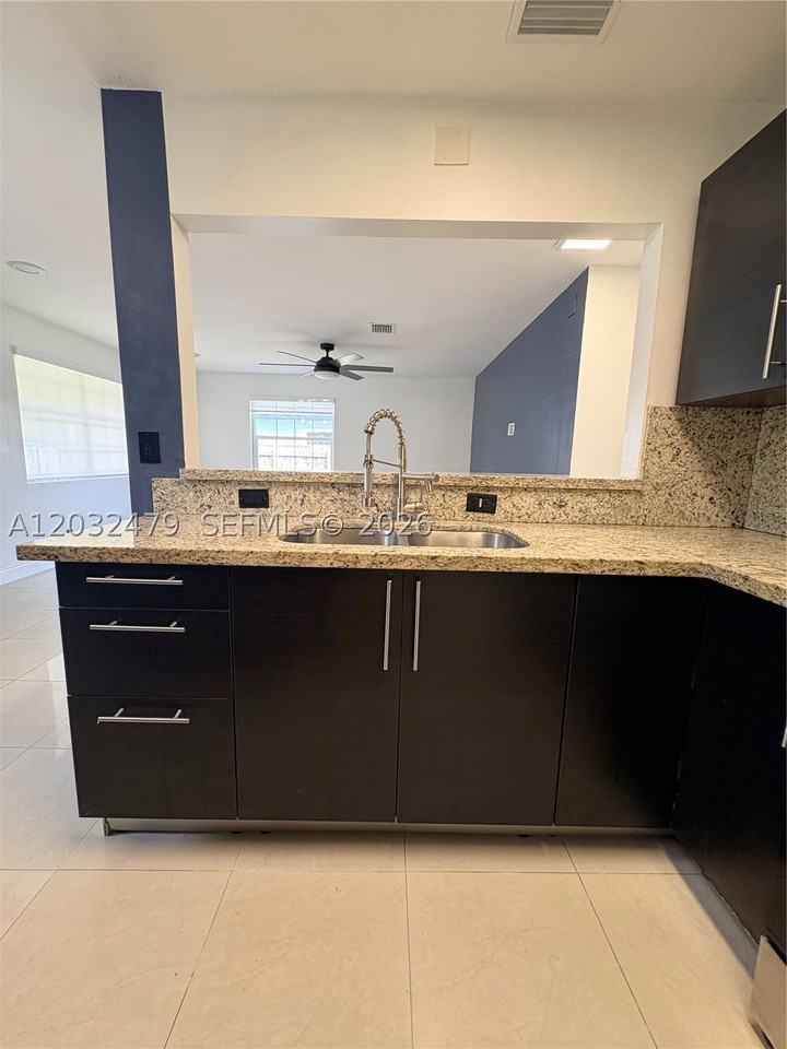 1116 N 61st Ave #1 - Photo 4 of 21