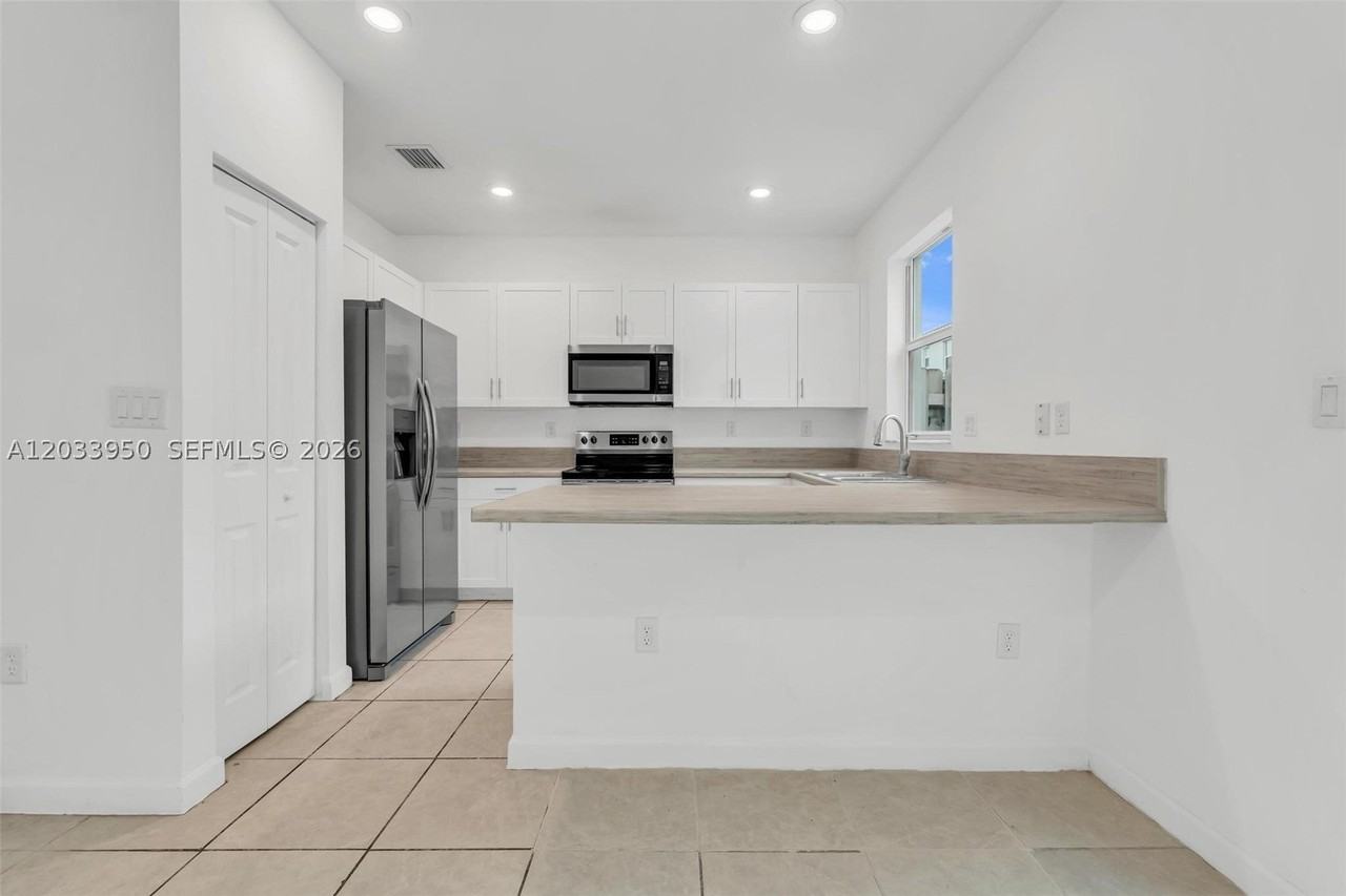 1791 Se 27th Ter #1791 - Photo 4 of 30