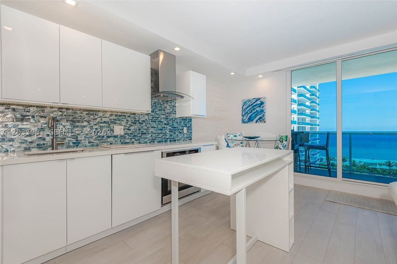 2301 Collins Ave #941 - Photo 5 of 27