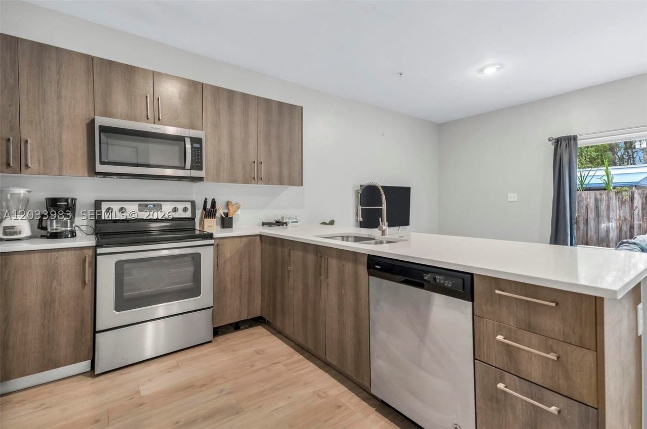 171 Nw 158th St #6 - Photo 6 of 27