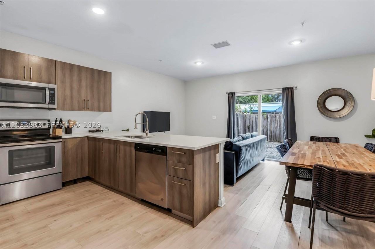 171 Nw 158th St #6 - Photo 7 of 27
