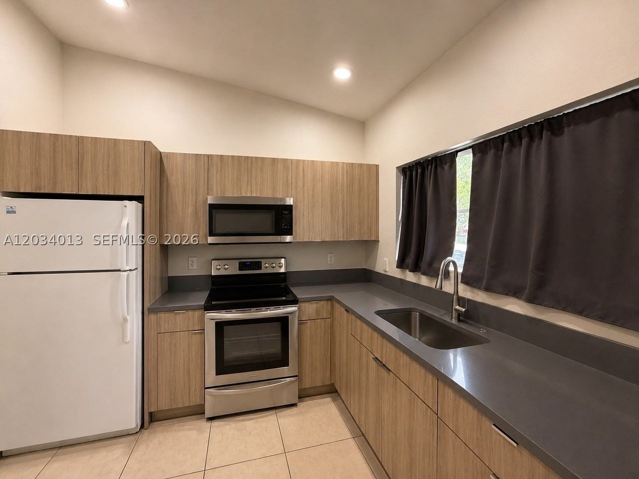 3874 Sw 48th Ave #3874 - Photo 3 of 11