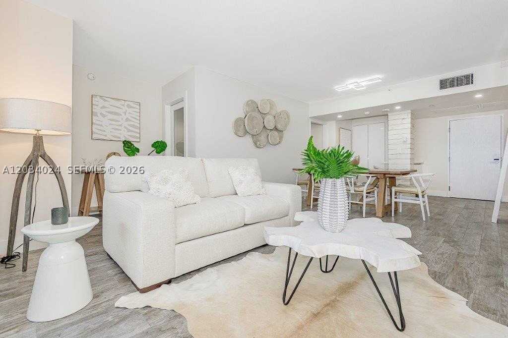 2301 Collins Ave #926 - Photo 7 of 33