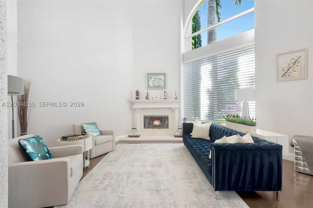 375 Sw 16th St #1 - Photo 4 of 9
