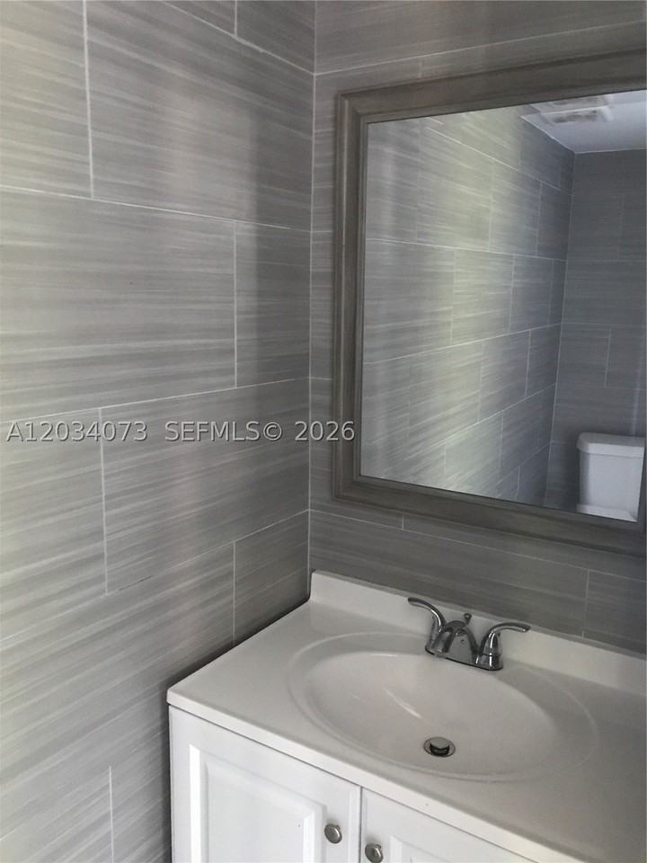 2444 Sw 58th Mnr - Photo 4 of 23