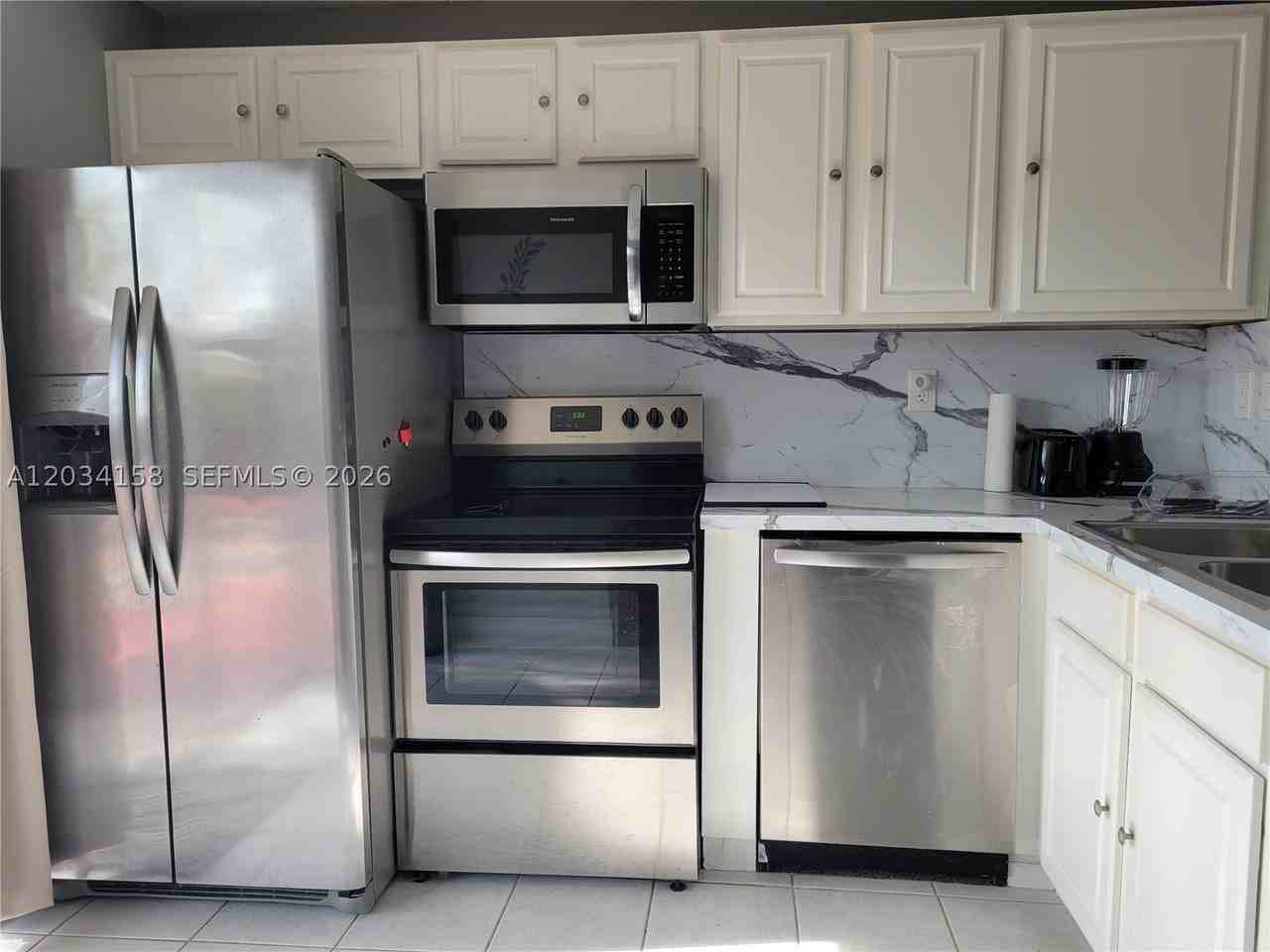 2560 Ne 8th Ter - Photo 5 of 25