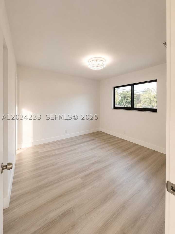 1175 Sw 16th Ave #2 - Photo 7 of 12
