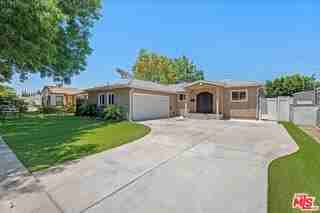 18725 Martha St - Photo 4 of 8