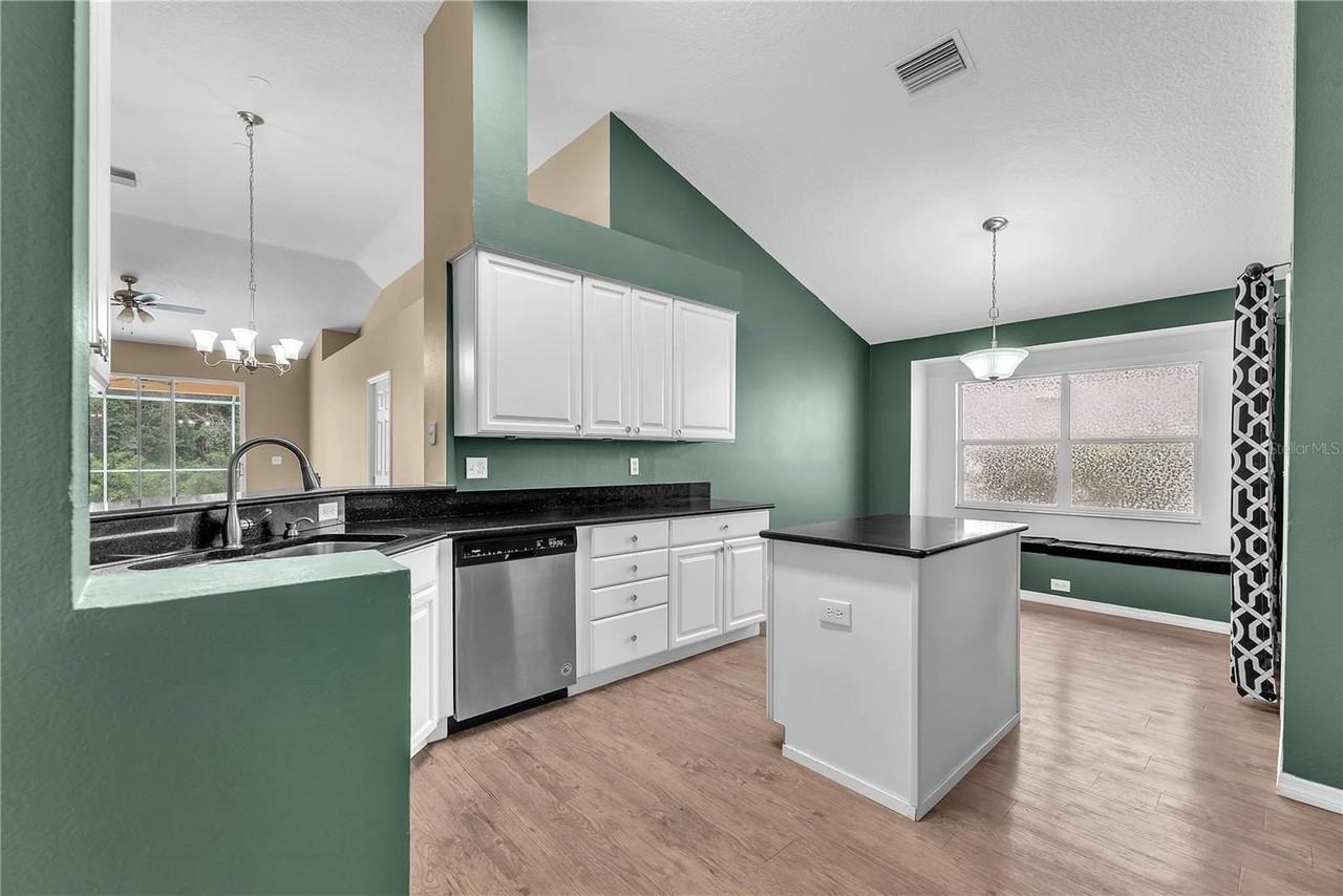 17738 Nathans Dr - Photo 4 of 35