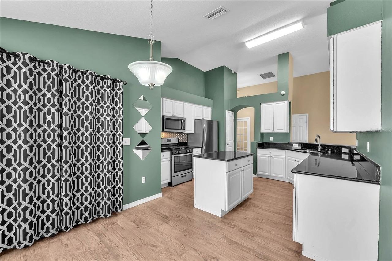 17738 Nathans Dr - Photo 5 of 35
