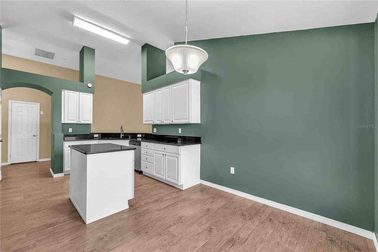 17738 Nathans Dr - Photo 6 of 35