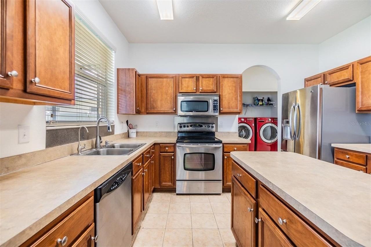 8219 Canterbury Lake Blvd - Photo 3 of 36