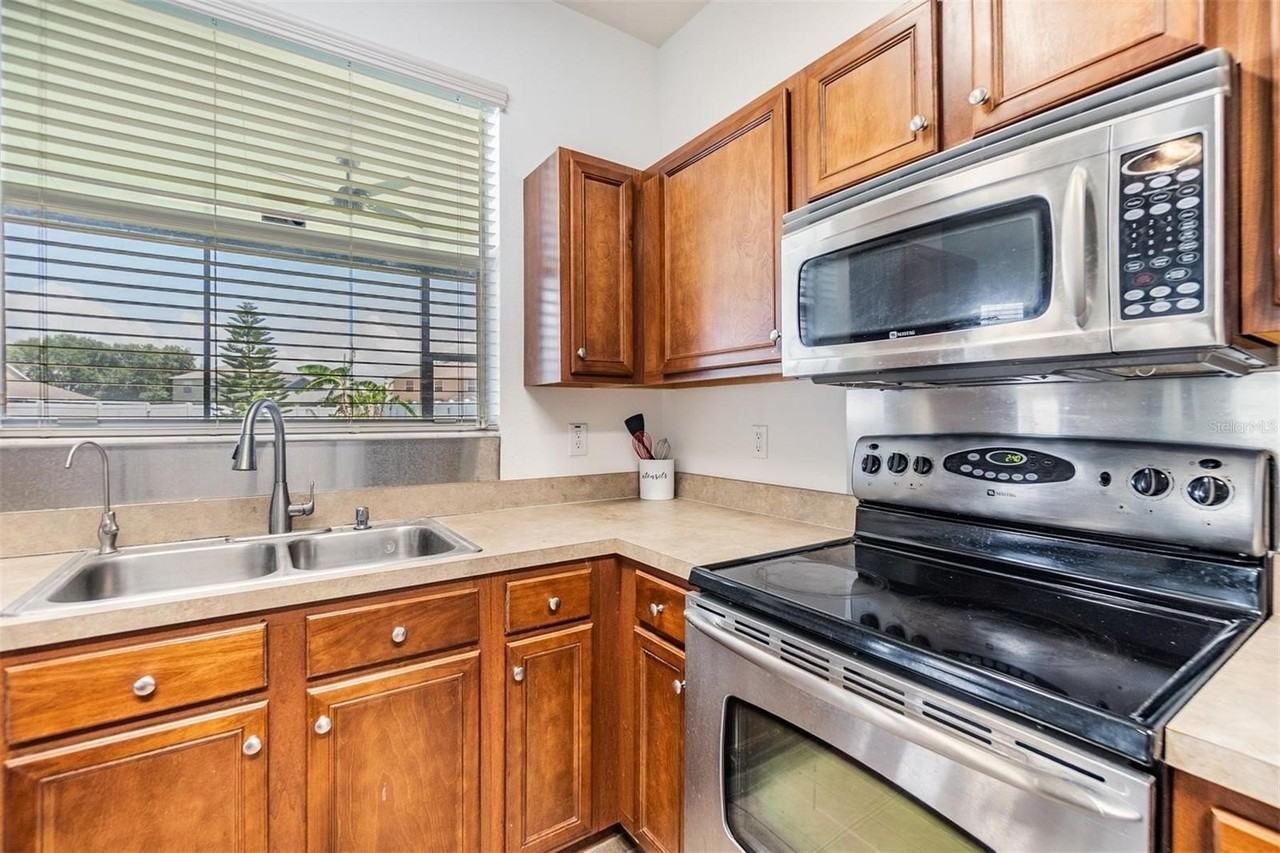 8219 Canterbury Lake Blvd - Photo 4 of 36