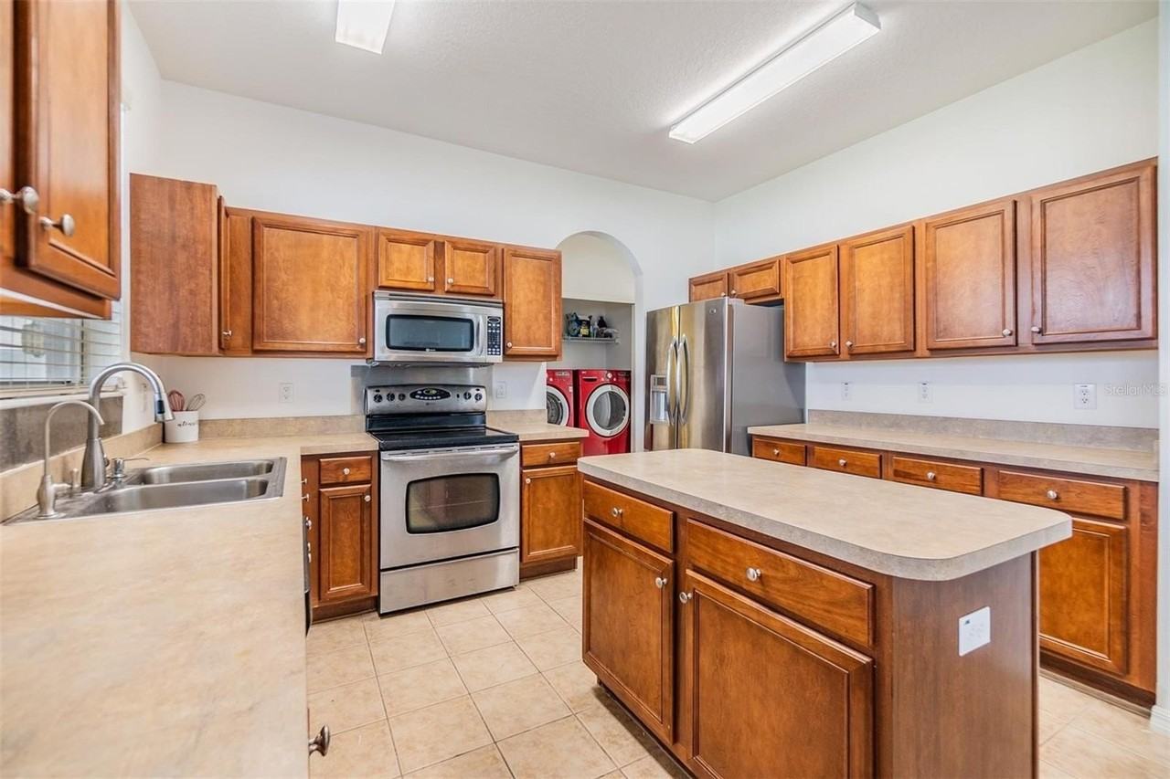 8219 Canterbury Lake Blvd - Photo 5 of 36