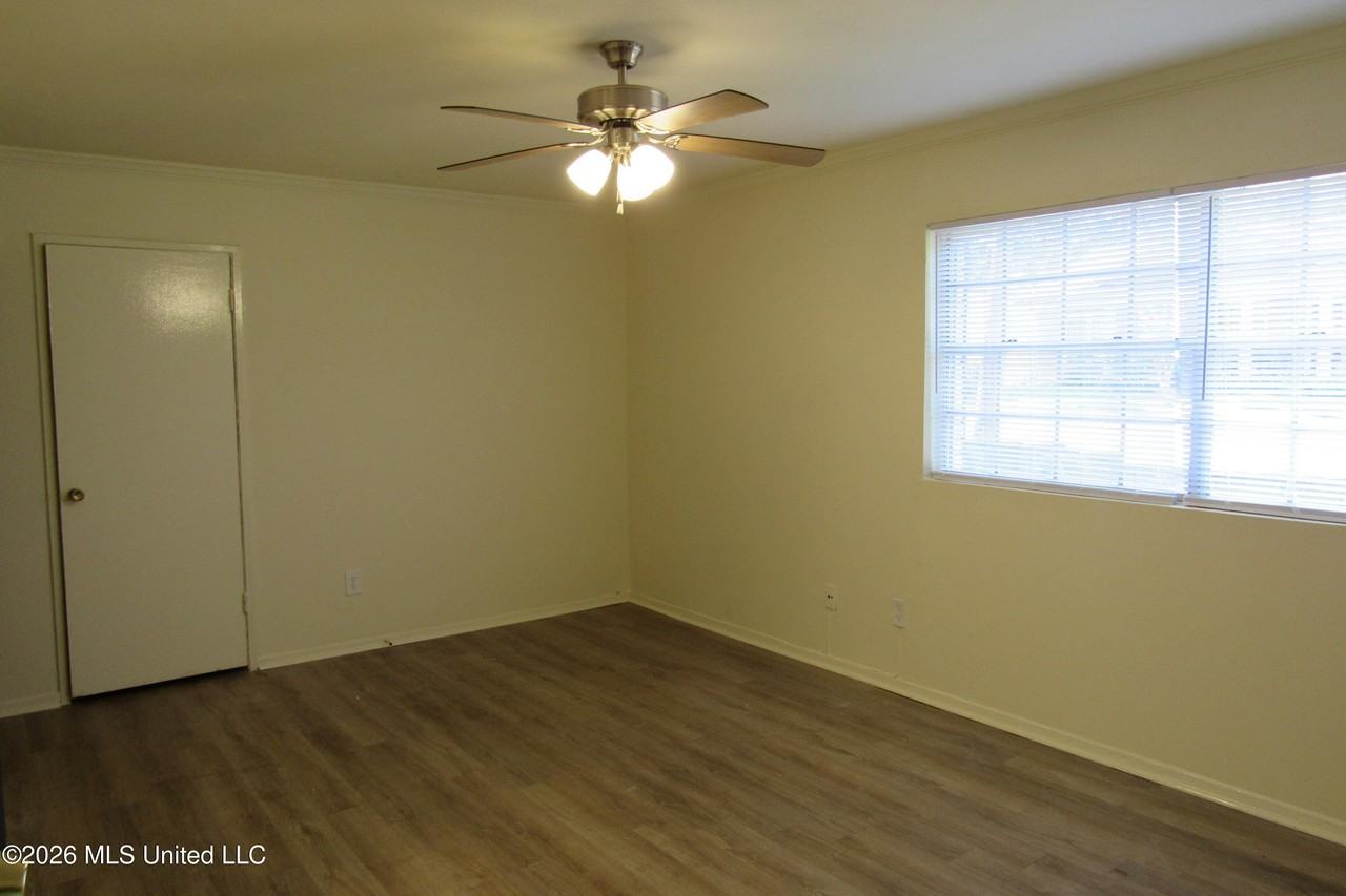 940 Bellevue Pl Apt 103 - Photo 2 of 16