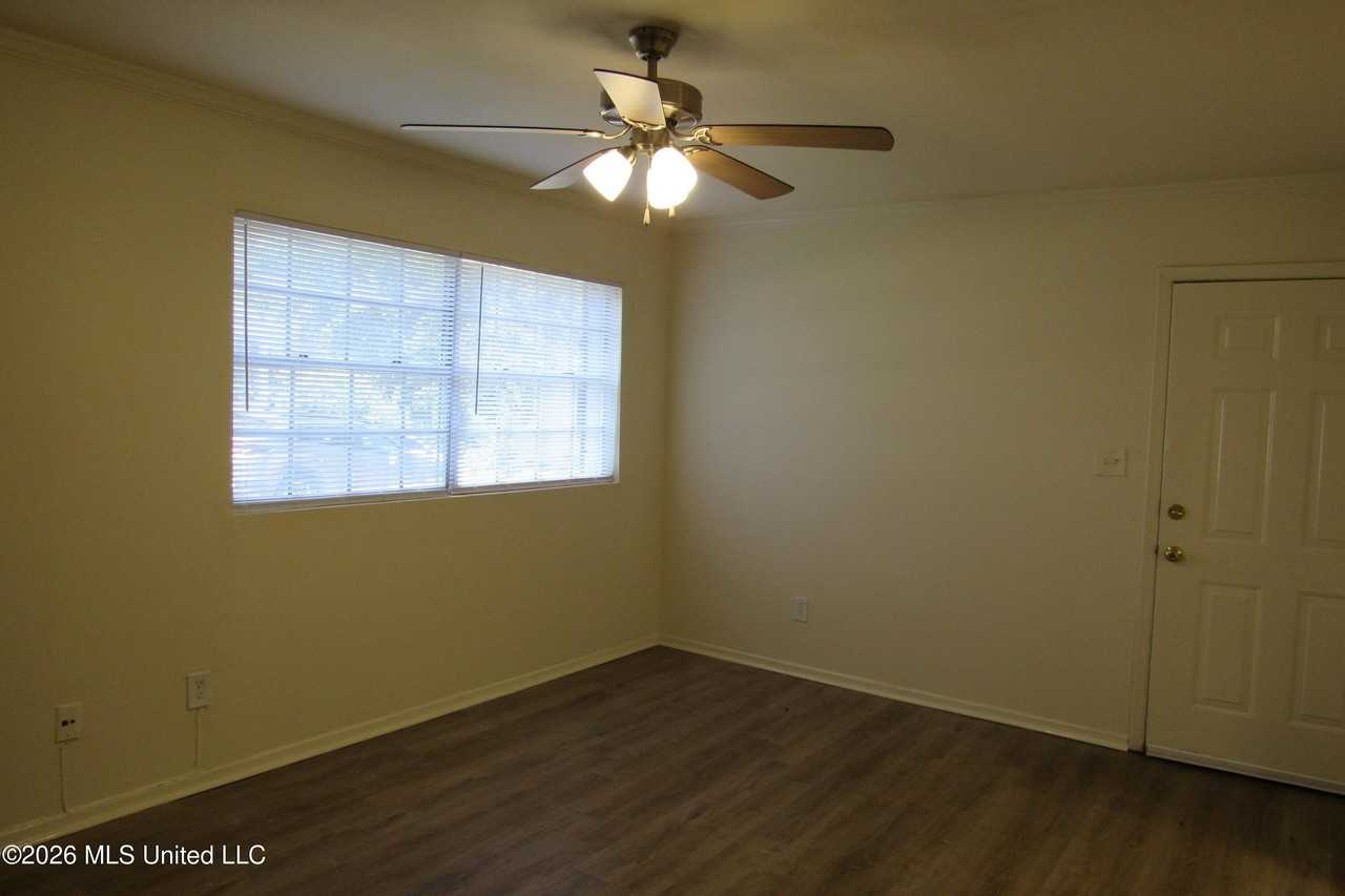 940 Bellevue Pl Apt 103 - Photo 3 of 16