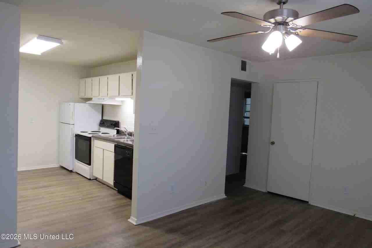 940 Bellevue Pl Apt 103 - Photo 4 of 16
