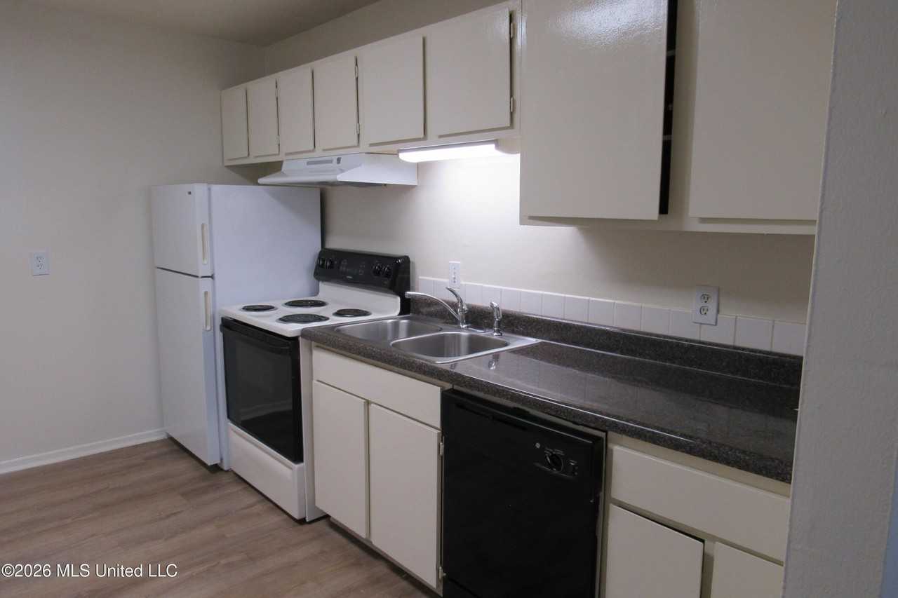 940 Bellevue Pl Apt 103 - Photo 5 of 16