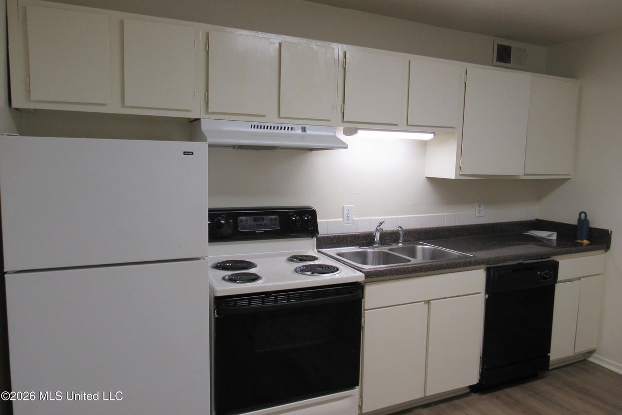 940 Bellevue Pl Apt 103 - Photo 6 of 16