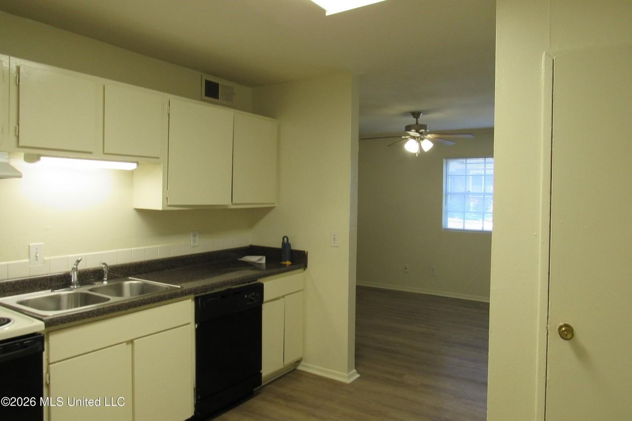 940 Bellevue Pl Apt 103 - Photo 7 of 16