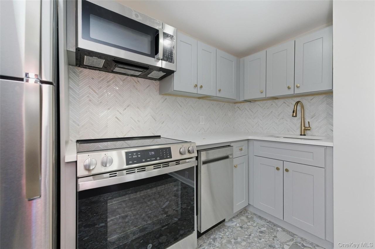 120 Maple Ave - Photo 3 of 22