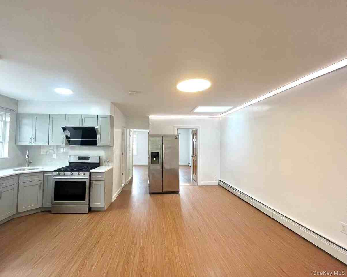 7807 166th St #2 - Photo 3 of 7