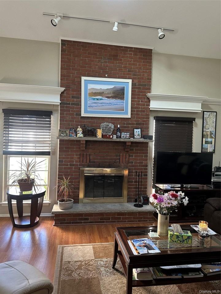 121 Villagegreen Ct - Photo 4 of 26