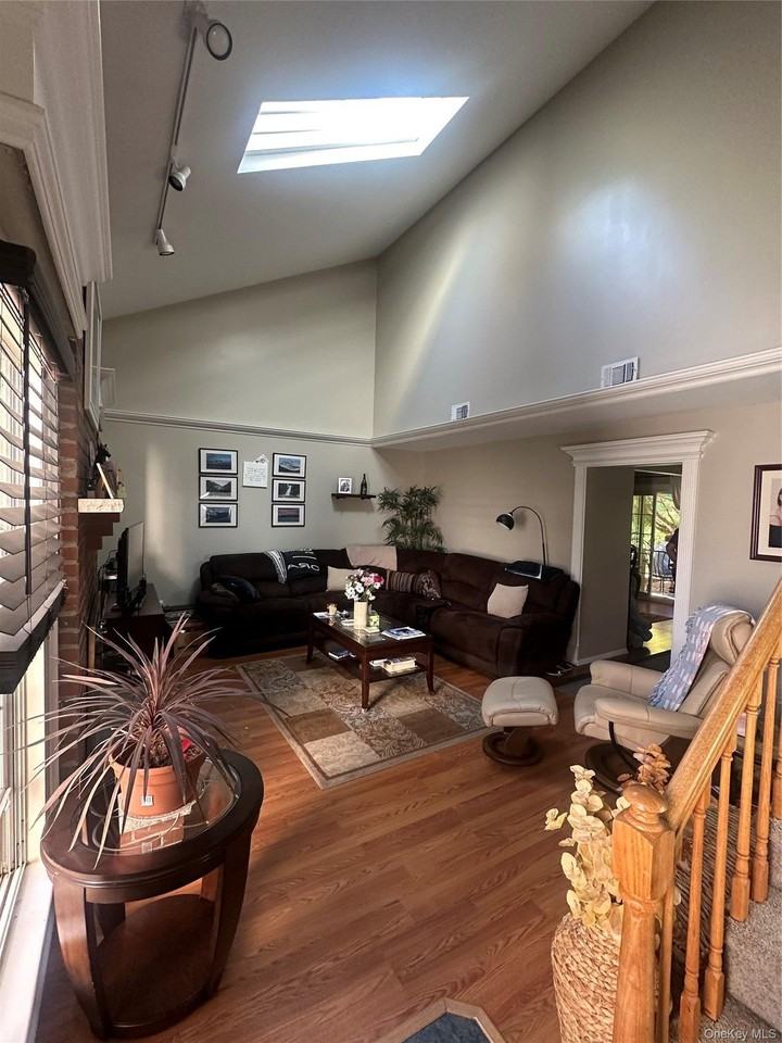 121 Villagegreen Ct - Photo 5 of 26