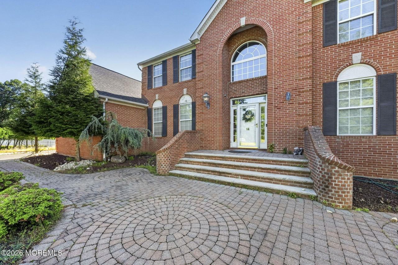 14 Heathrow Ct - Photo 3 of 50