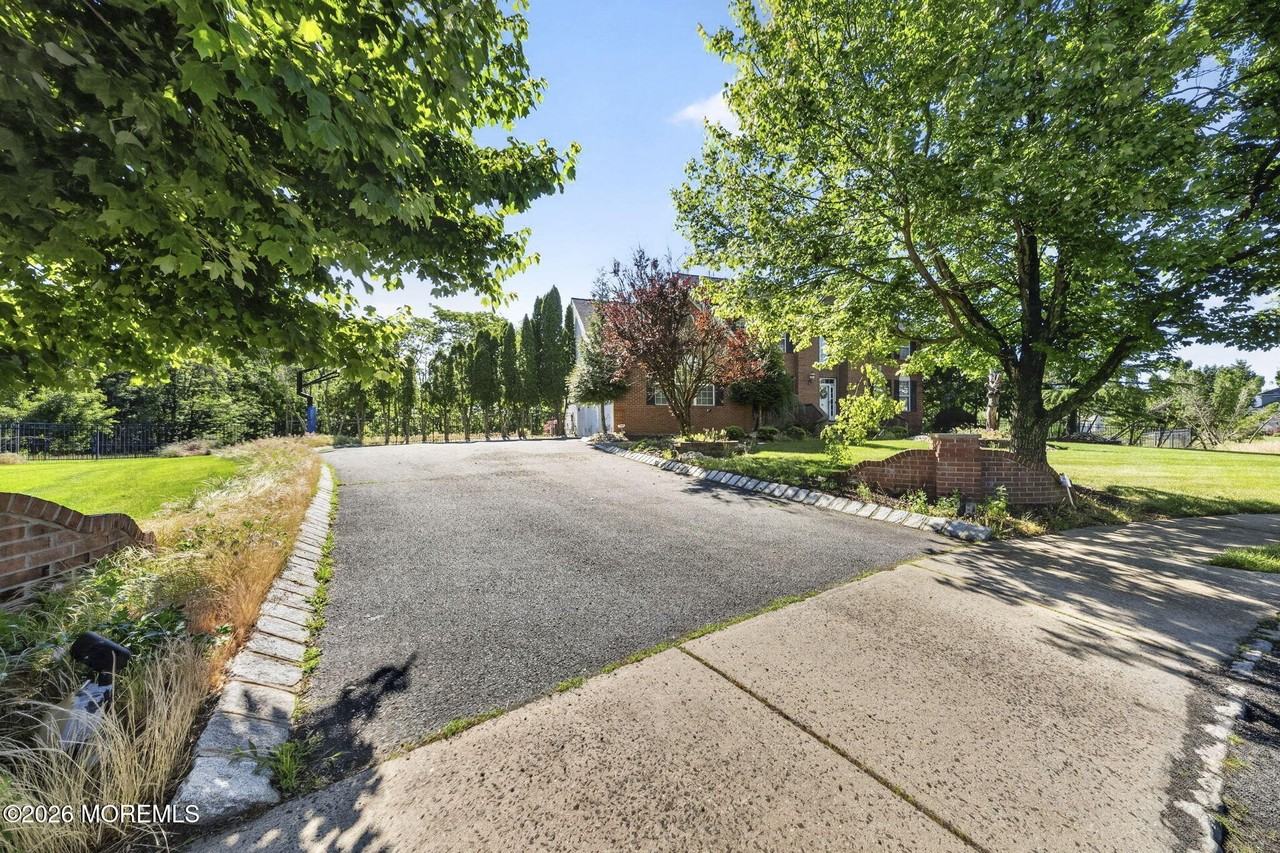 14 Heathrow Ct - Photo 4 of 50