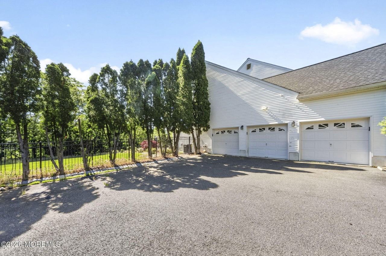14 Heathrow Ct - Photo 5 of 50