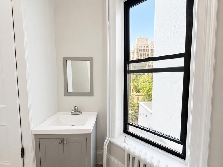 358 W 51st St - Photo 3 of 7