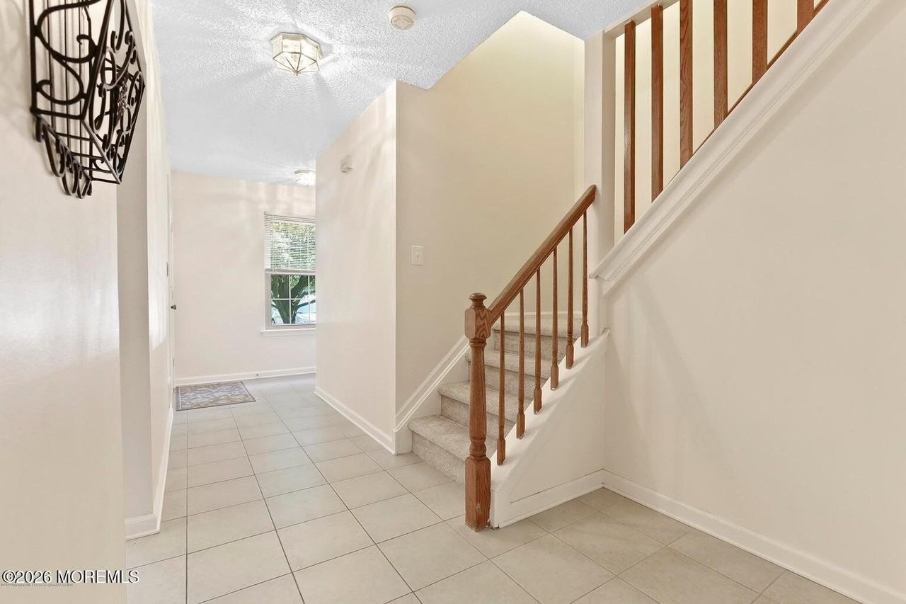 7 Stuart Dr #3 - Photo 3 of 18