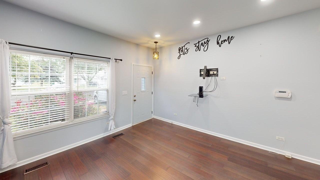 2529 Stonybrook Dr - Photo 3 of 15
