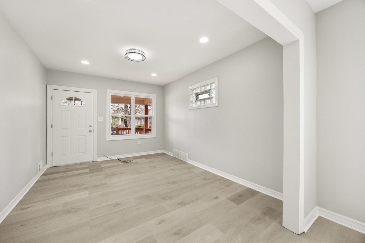 12106 S Emerald Ave - Photo 3 of 18