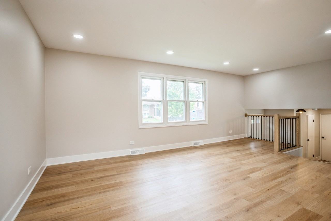 1401 Volkamer Trl - Photo 2 of 18