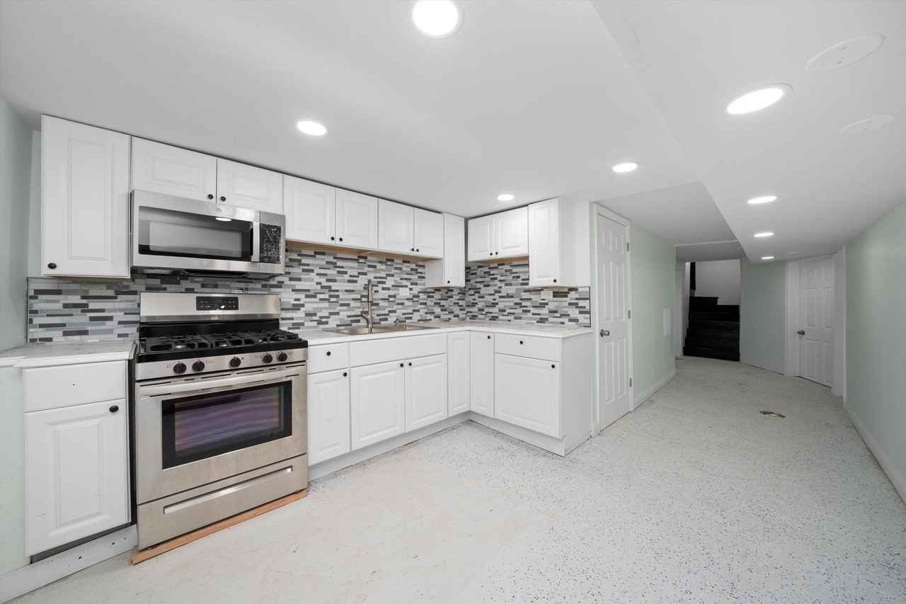6431 S Artesian Ave #G - Photo 7 of 8