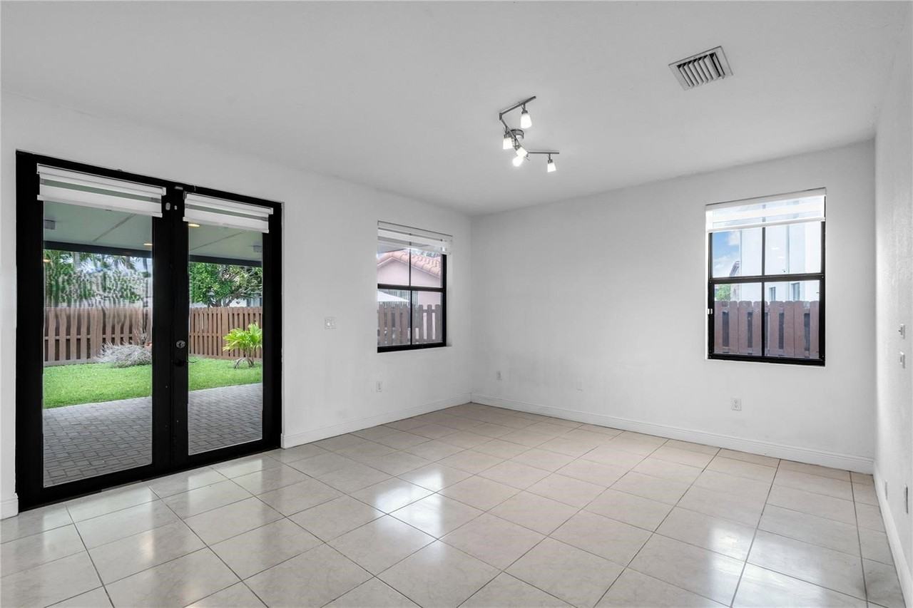 9925 Nw 10th St - Photo 5 of 8