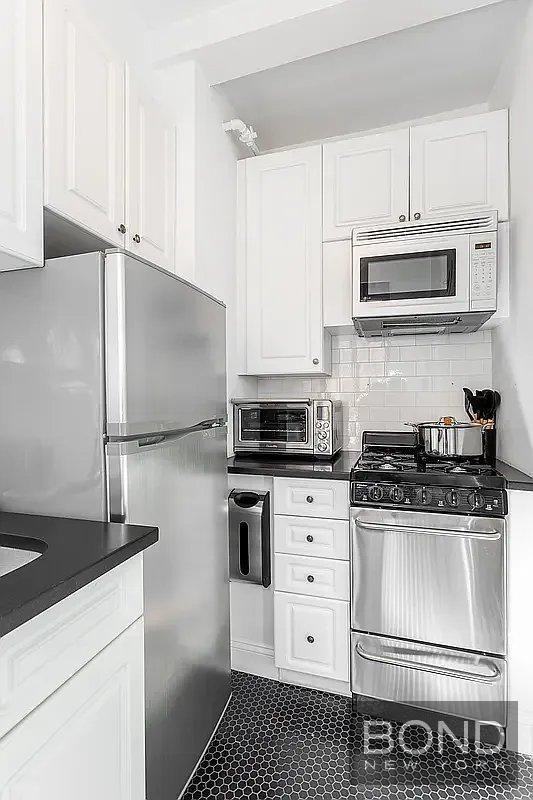 201 W 16th St - Photo 5 of 10
