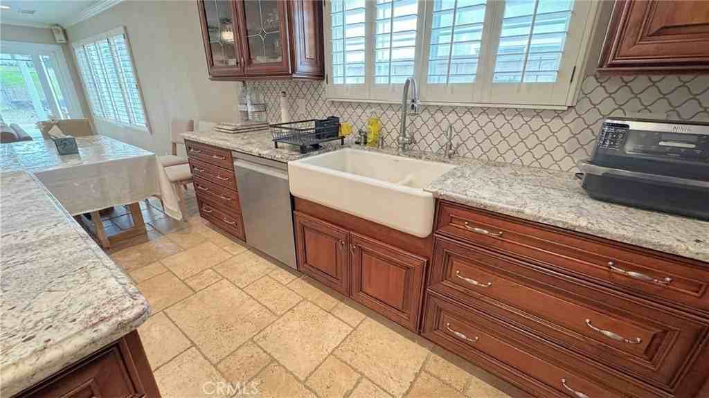 5418 Saratoga St - Photo 4 of 41