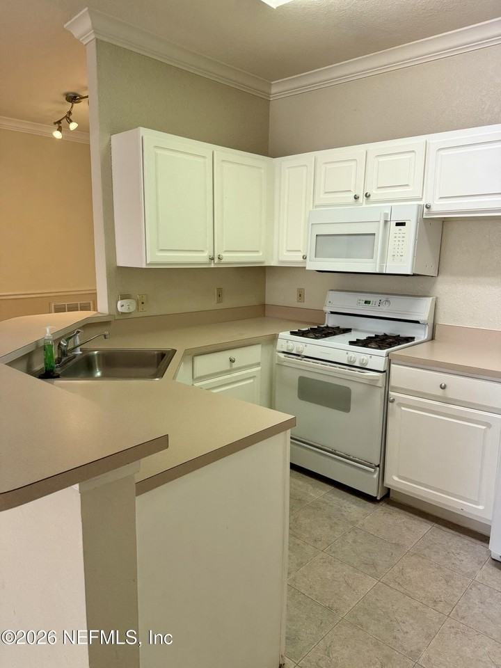 13810 Sutton Park Dr N #922 - Photo 6 of 19