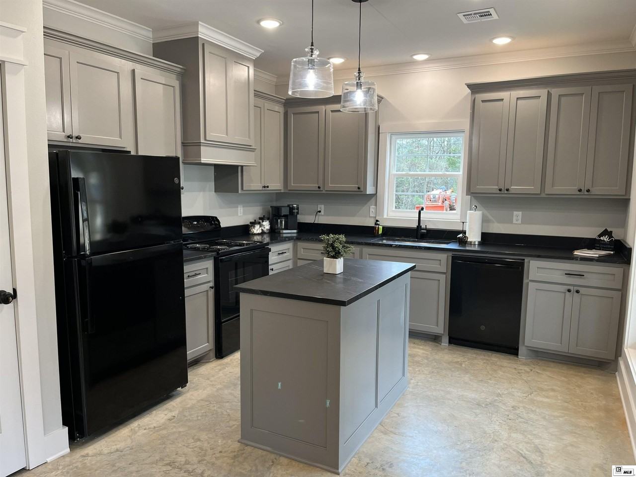 630 Brownlee Rd - Photo 4 of 17