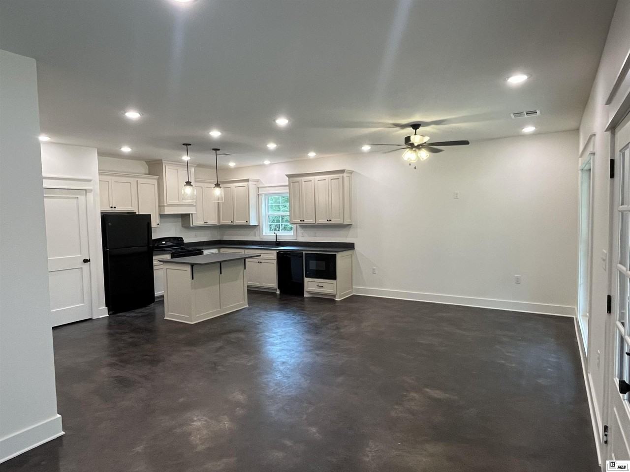 1114 Brownlee Rd - Photo 3 of 12