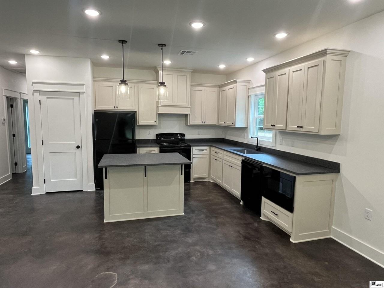 1114 Brownlee Rd - Photo 4 of 12