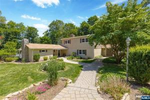 featured image of 8 Crosby Ln