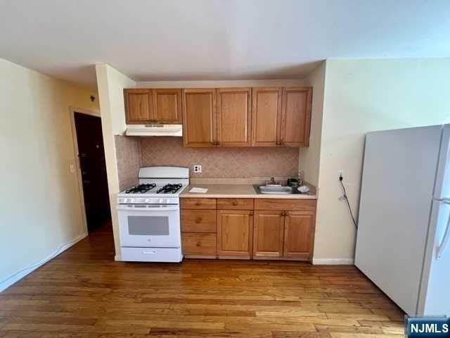 166 Sedore Ave #1 - Photo 3 of 6