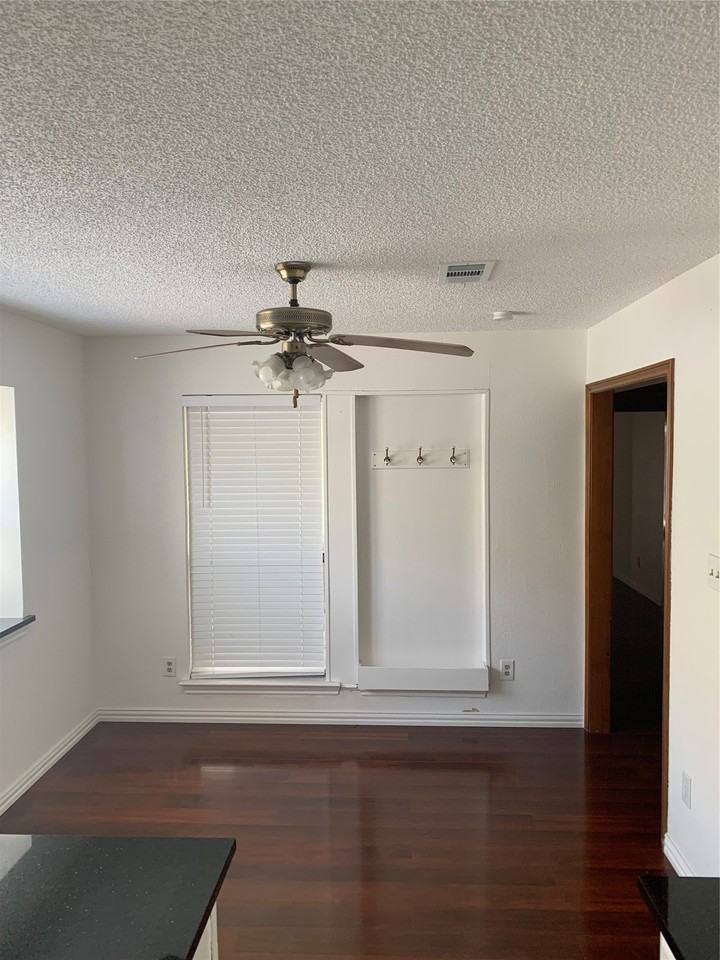 1520 Parkside Dr - Photo 7 of 33