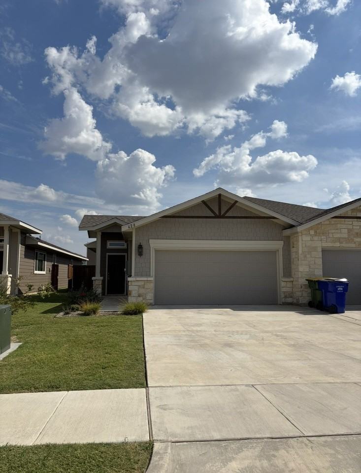 628 Blackland Dr - Photo 2 of 21