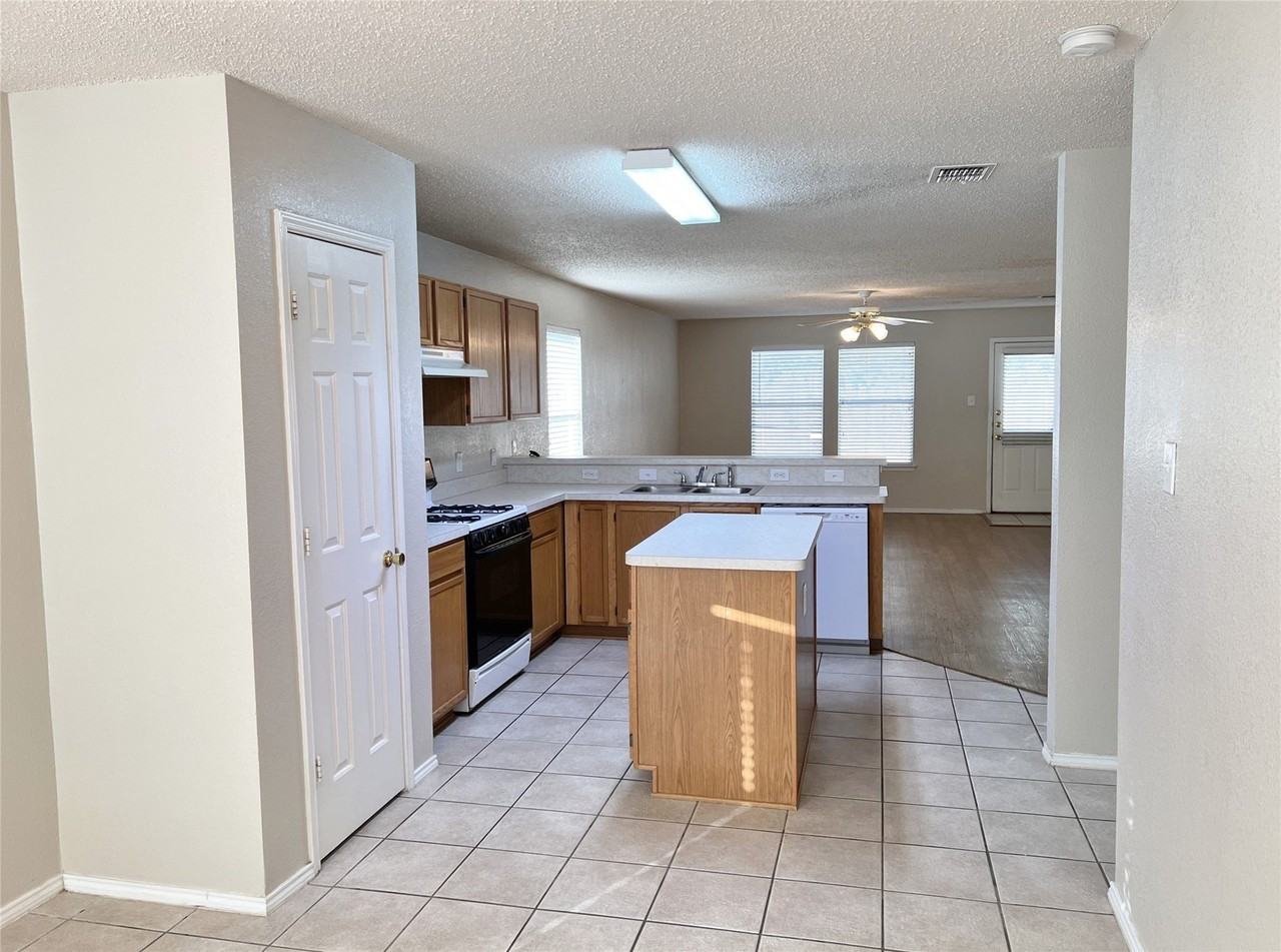 2217 Lookout Ln - Photo 4 of 18